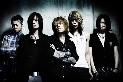 DIR EN GREY 激しさと、この胸の中で絡み付いた灼熱の闇　サイン入りCD Amazon.co.jp: 激しさと、この胸の中で絡み付いた灼熱の闇